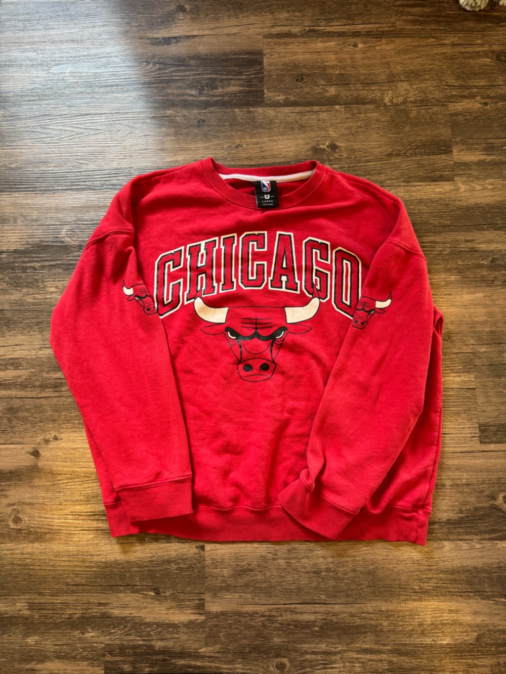 NBA Red Chicago Bulls L Basketball Crewneck